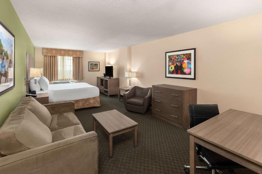 La Quinta Inn & Suites by Wyndham San Antonio Medical Center